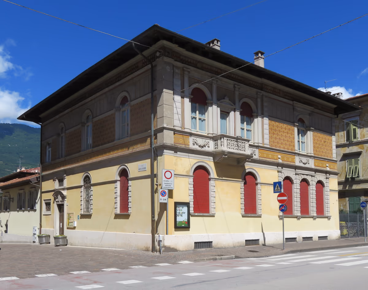 Wikimedia Commons · Lungoleno · CC BY-SA 4.0 cosa mangiare ai mercatini di Natale di Trento in inverno