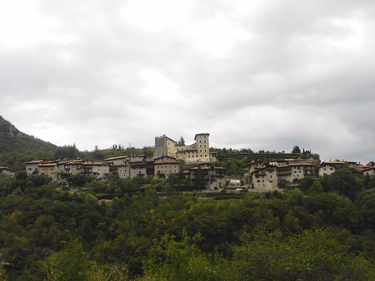 Foto: Wikimedia Commons · Dega180 · CC0 Mittelalterliches Dorf Canale di Tenno